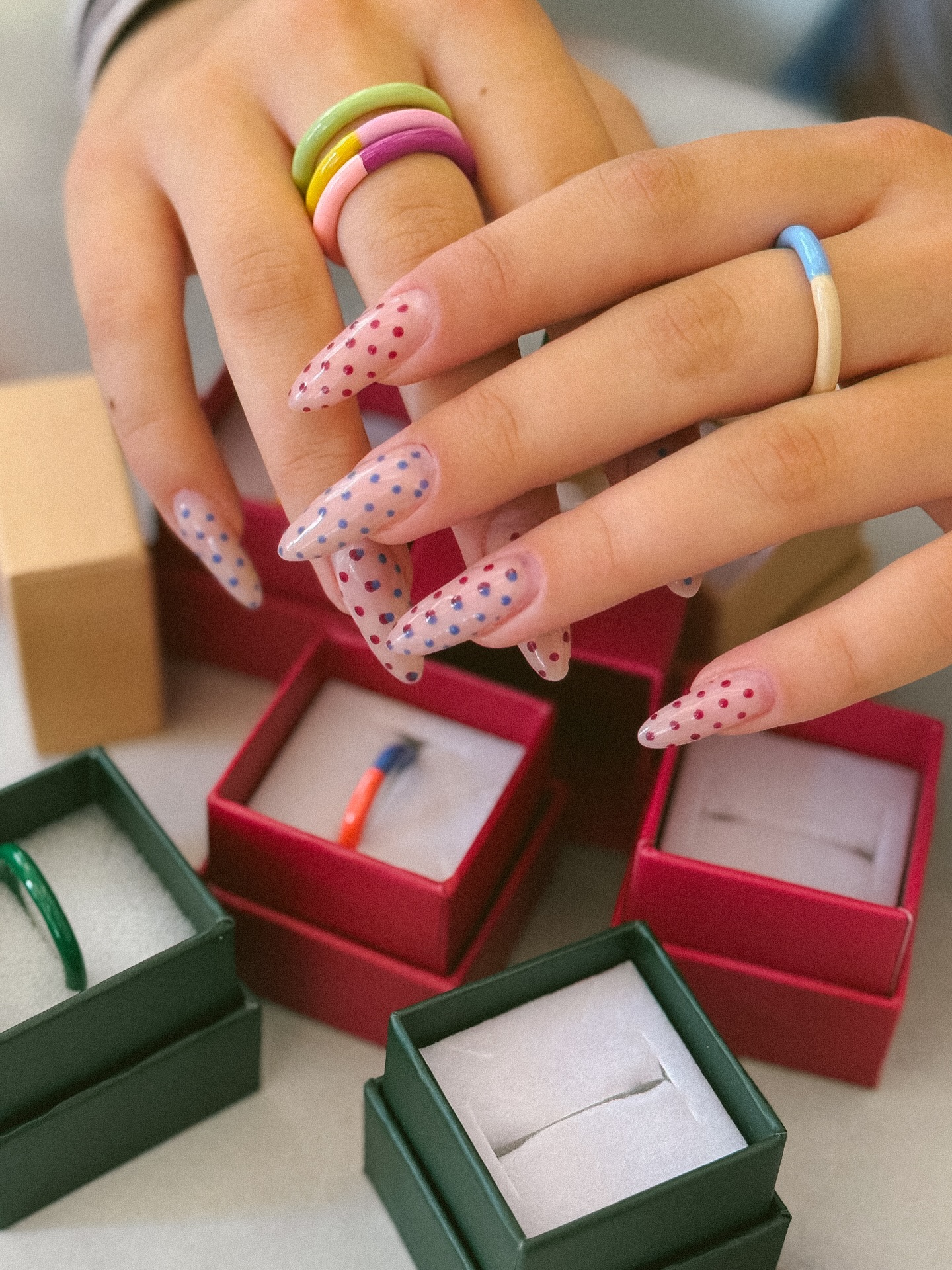 Schlicht, bunt, besonders – die LULU Copenhagen Ringe aus Emaille sind das perfekte Match für deinen individuellen Look. 💕 Welche Kombi ist dein Favorit? 🌈💍

#jewelry #ring #handmade #lulucopenhagen #köln #kölnbloggt #dellbrück #lieblingsveedel #dellbrückerhauptstrasse #dellbrückvororterleben #shoplocal #kleinelädenandiemacht #zumglückliebling