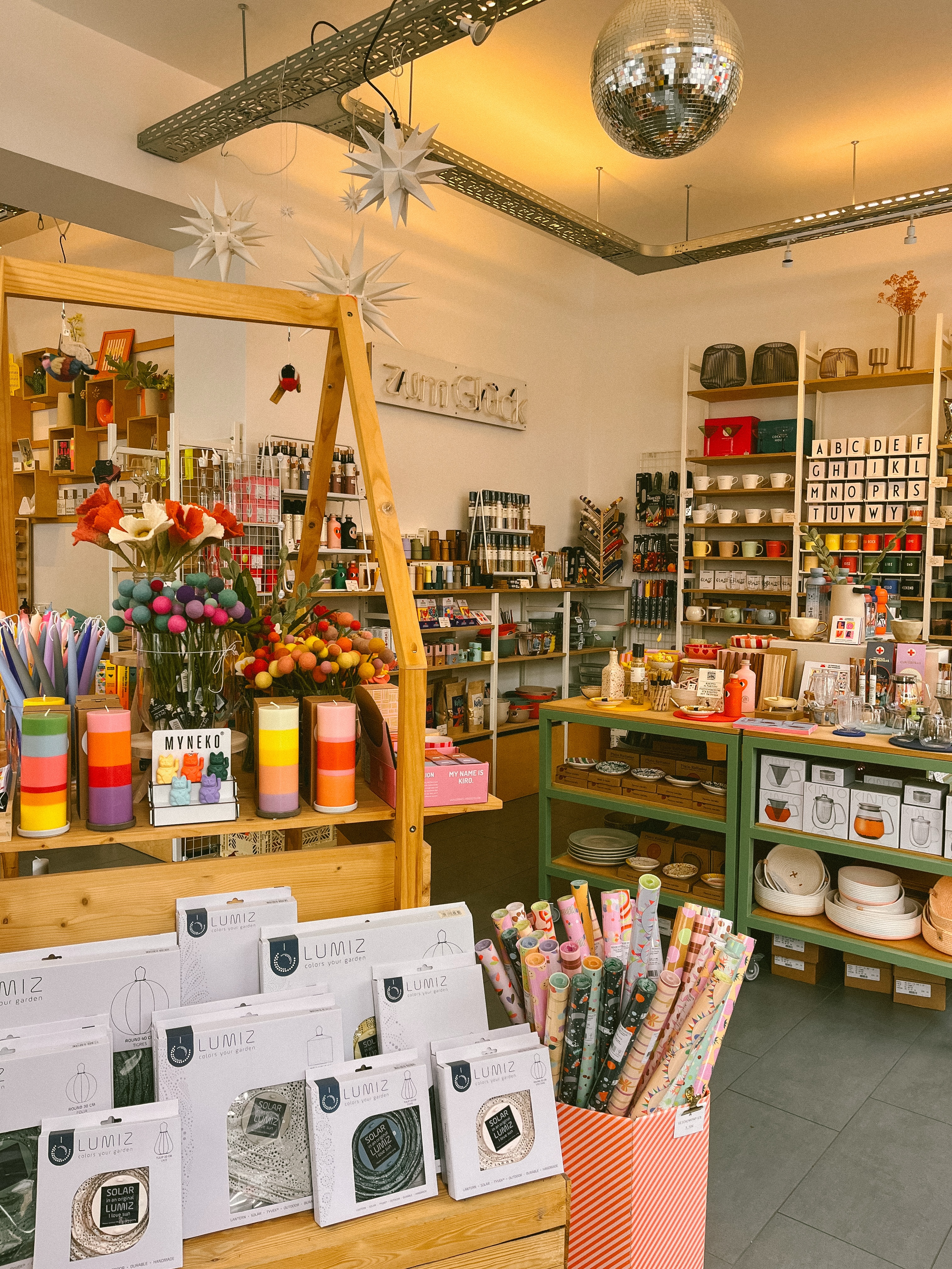 Aktuelle Einblicke aus dem Laden ✨
Frischen Farben, liebevolle Details und unsere Poster-Ecke, die wir gerade besonders feiern. 🧡

#köln #dellbrück #zumglückliebling #conceptstorekoeln