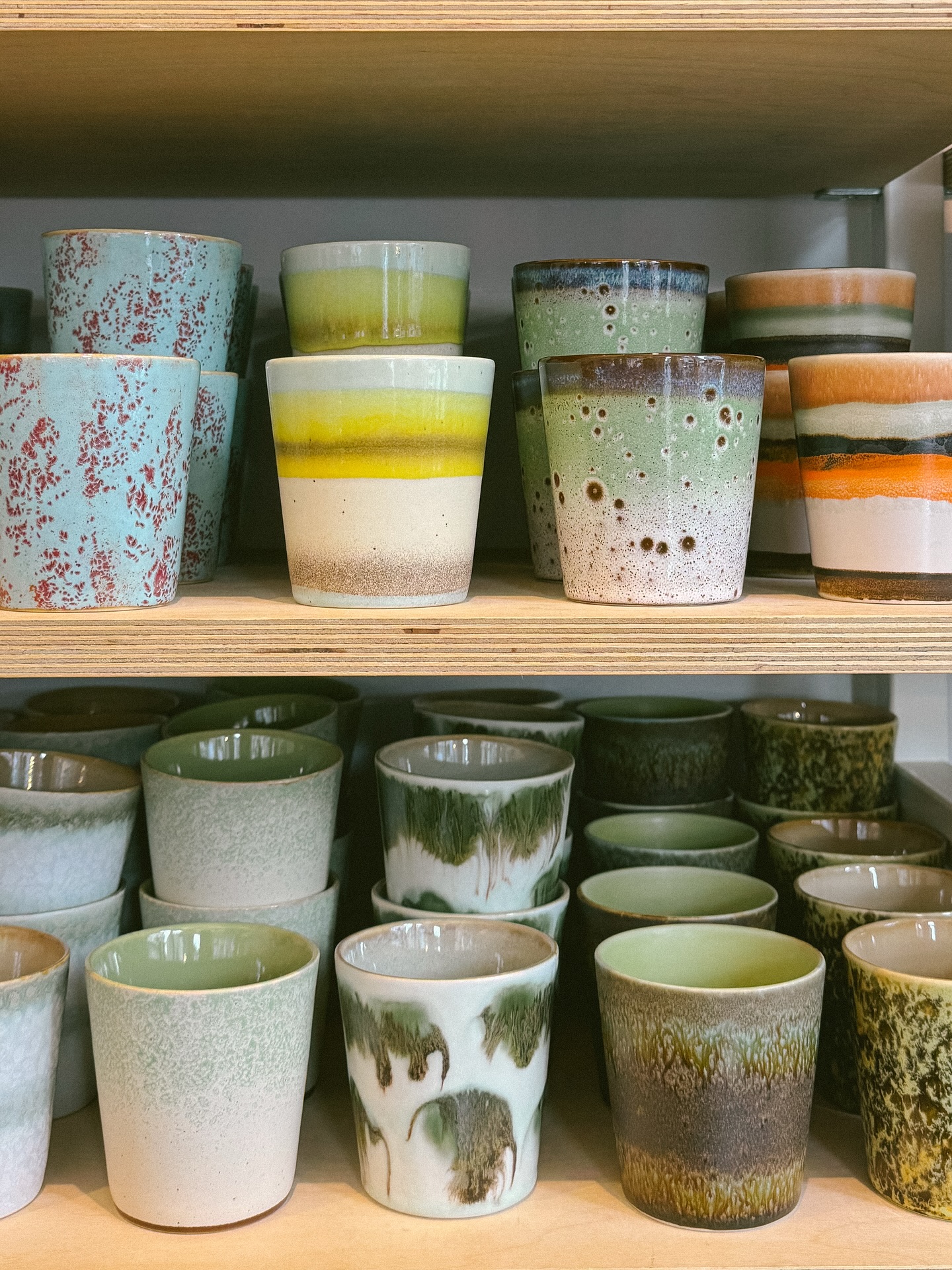 Ein bisschen Farbe gegen das triste Wetter - die neue Kollektion von @hkliving 🌈✨
Wir haben einen ganzen Schwung an wunderschönen neuen Tassen, Schüsseln und vielen mehr. 
Welcher neue Look gefällt euch am besten?

#Köln #kölnbloggt #dellbrück #lieblingsveedel #dellbrückerhauptstrasse #dellbrückvororterleben #shoplocal #kleinelädenandiemacht #zumglückliebling
#cosyautumn #hkliving