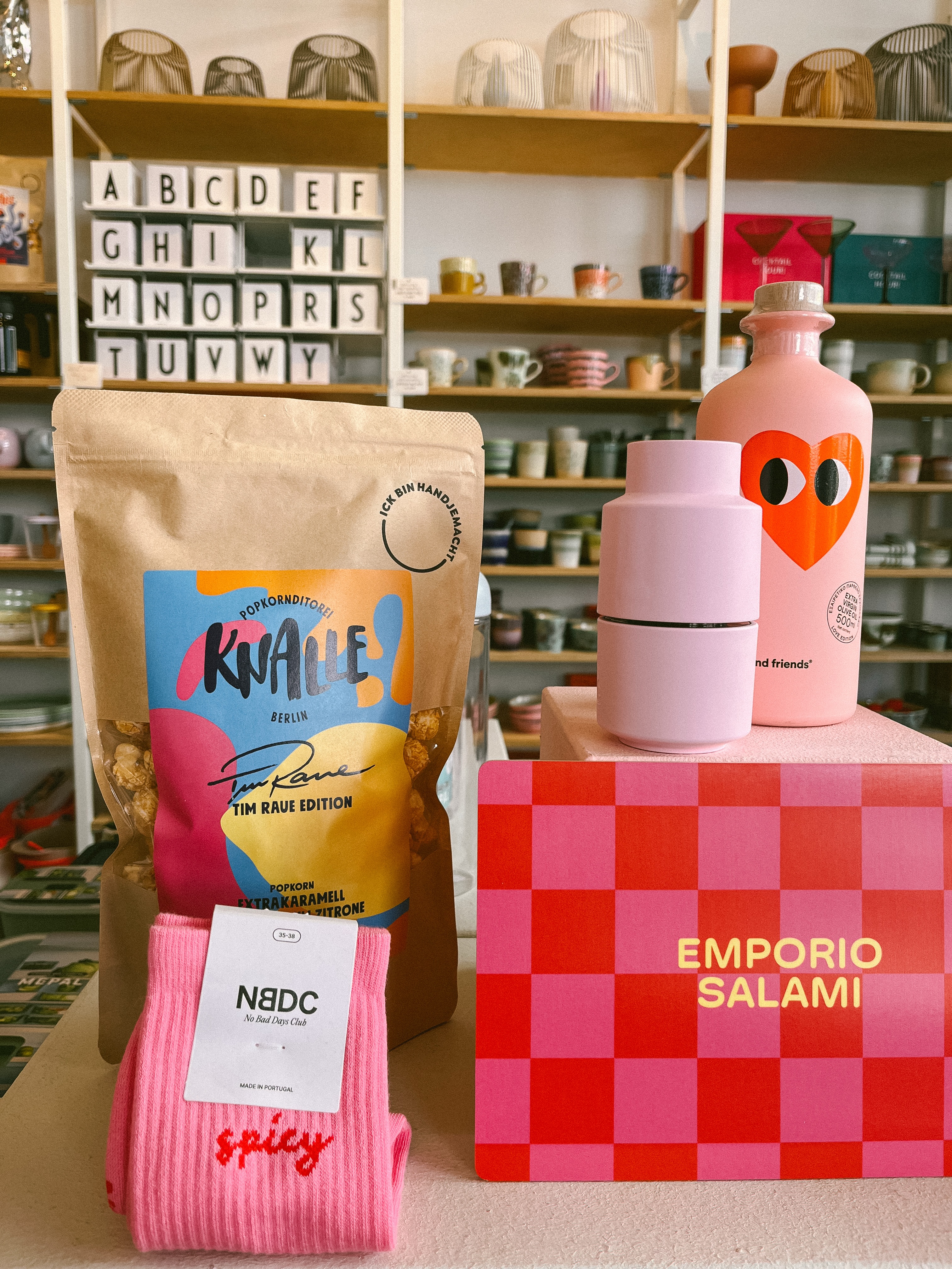 Eine kleine Auswahl an farbenfrohen Geschenkideen, die sofort gute Laune bringen 🩷❤️

emporio salami frühstücksbrettchen @mamf.club 
handgemachtes popcorn @knallepopkorn 
gewürzmühle mit keramikmahlwerk @crushgrind 
extra natives olivenöl aus griechenland @yiayiaandfriends 
spicy socken @nobaddaysclub 
#zumglückliebling #geschenkideen 

✨herrnhuter sonderedition 2026 @herrnhutersterne 

🍒täschchen mit hübschen prints

☀️schöne bunte handtücher & (outdoor-)textilien

🧡küchenbegleiter, die man nicht mehr missen möchte