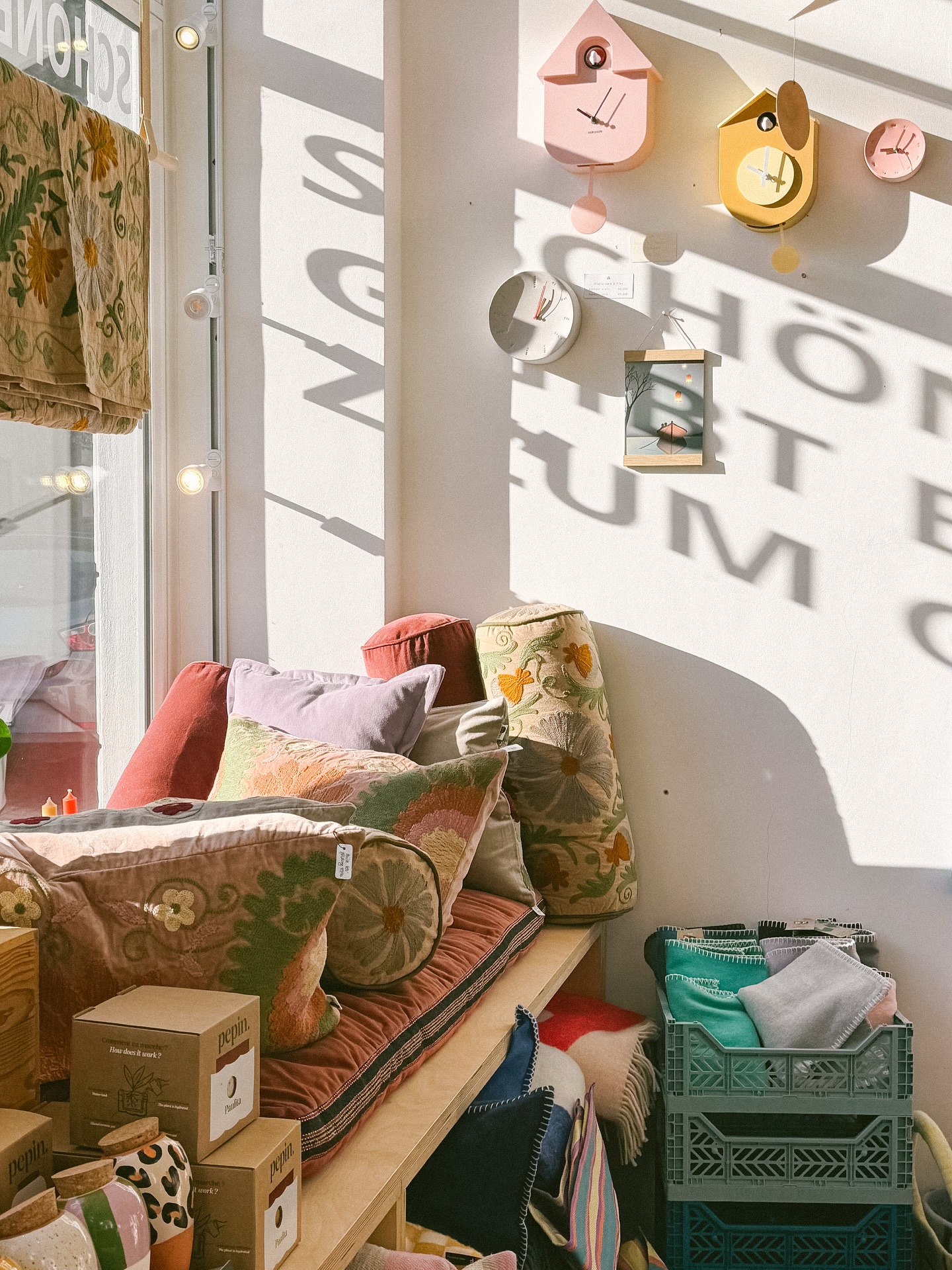 Passend zu diesem herbstlichen Wetter, haben wir ein wenig an kuscheligen Kissen aufgestockt. 🧸🛋️

#Köln #kölnbloggt #dellbrück #lieblingsveedel #dellbrückerhauptstrasse #dellbrückvororterleben #shoplocal #kleinelädenandiemacht #zumglückliebling
#cosyautumn