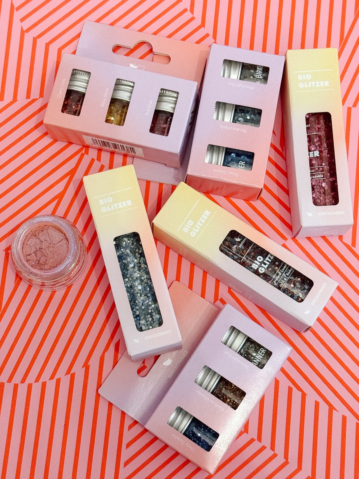 Glitzer macht alles besser ✨🌈 
Passend zur 5. Jahreszeit ist der schönste Kölner Bio Glitzer von @birkenspanner bei uns eingezogen. 

#glitzer #glitzermachtglücklich #Köln #kölnbloggt #dellbrück #lieblingsveedel #dellbrückerhauptstrasse #dellbrückvororterleben #shoplocal #kleinelädenandiemacht #zumglückliebling