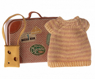 Kleidung im Koffer große Schwester