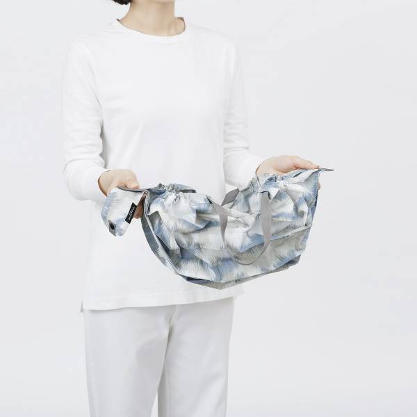shupatto-compact-foldable-bag-m-floating-clouds-step-1