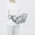 shupatto-compact-foldable-bag-m-floating-clouds-step-1