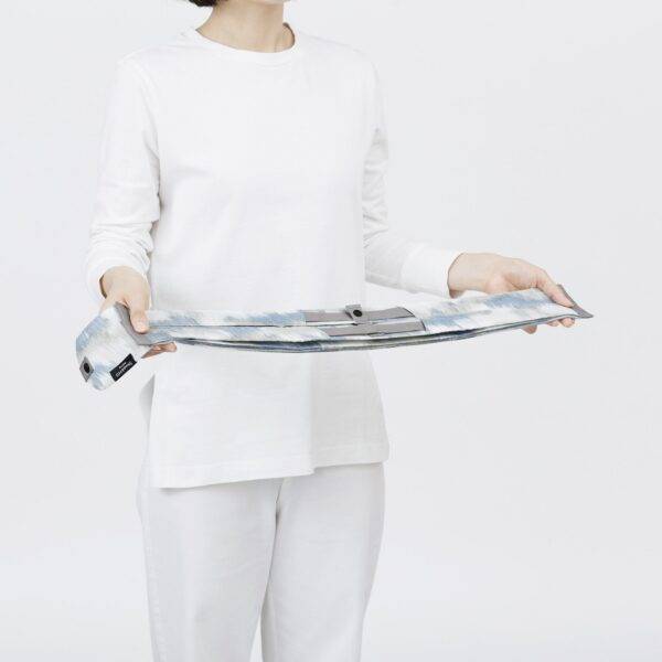 shupatto-compact-foldable-bag-m-floating-clouds-step-2-600x600