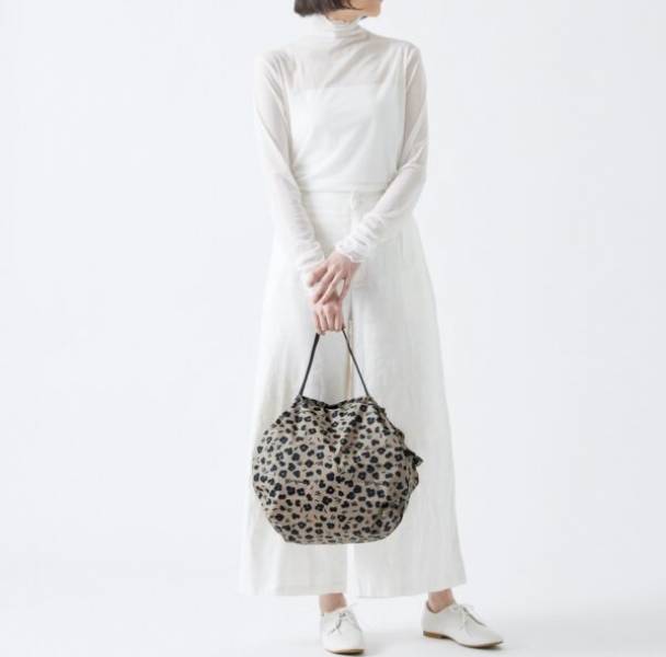shupatto-compact-foldable-bag-m-paw-marks-model-600x592