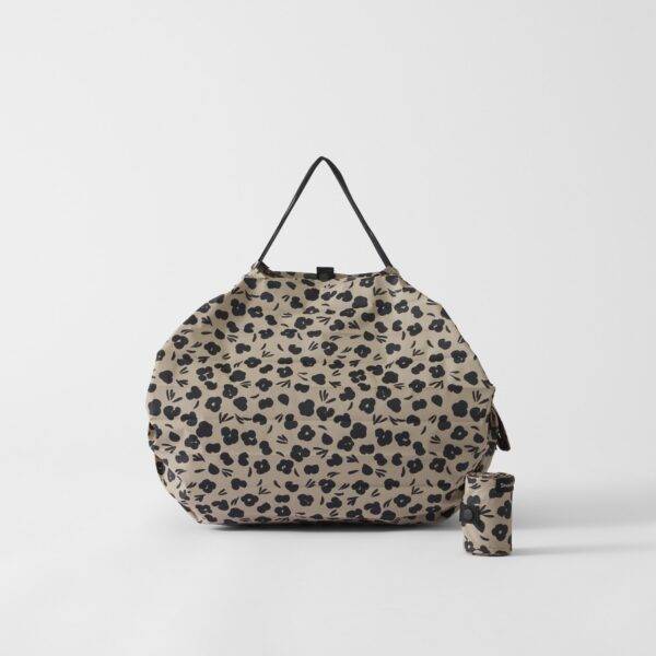 shupatto-compact-foldable-bag-m-paw-marks-with-roll-600x600